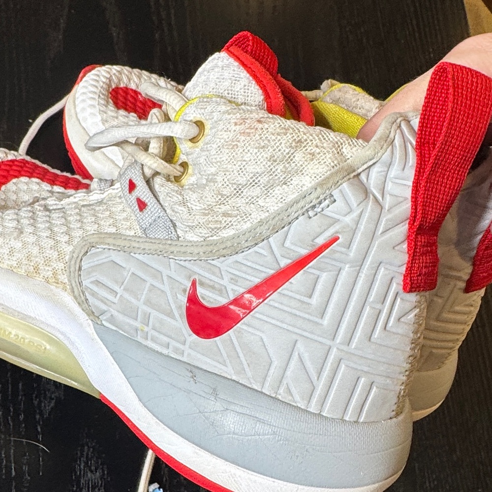 Nikezoom Rize Cushioning White Basketball Shoes View 4